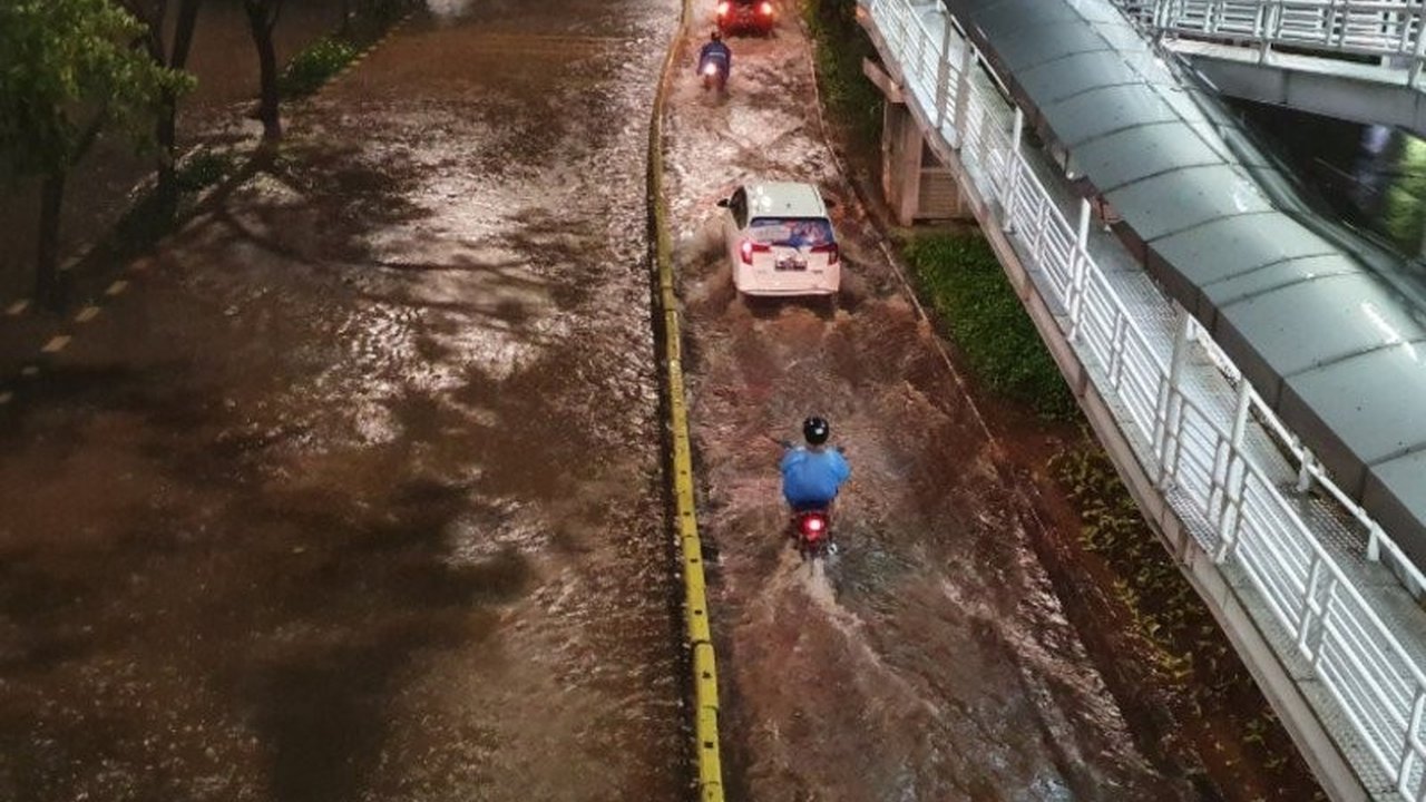 PT Transportasi Jakarta (Transjakarta) melakukan pengalihan rute Transjakarta di beberapa koridor dan mikrotrans akibat genangan banjir serta perbaikan jalan di sejumlah titik Jakarta, Sabtu (24/1).