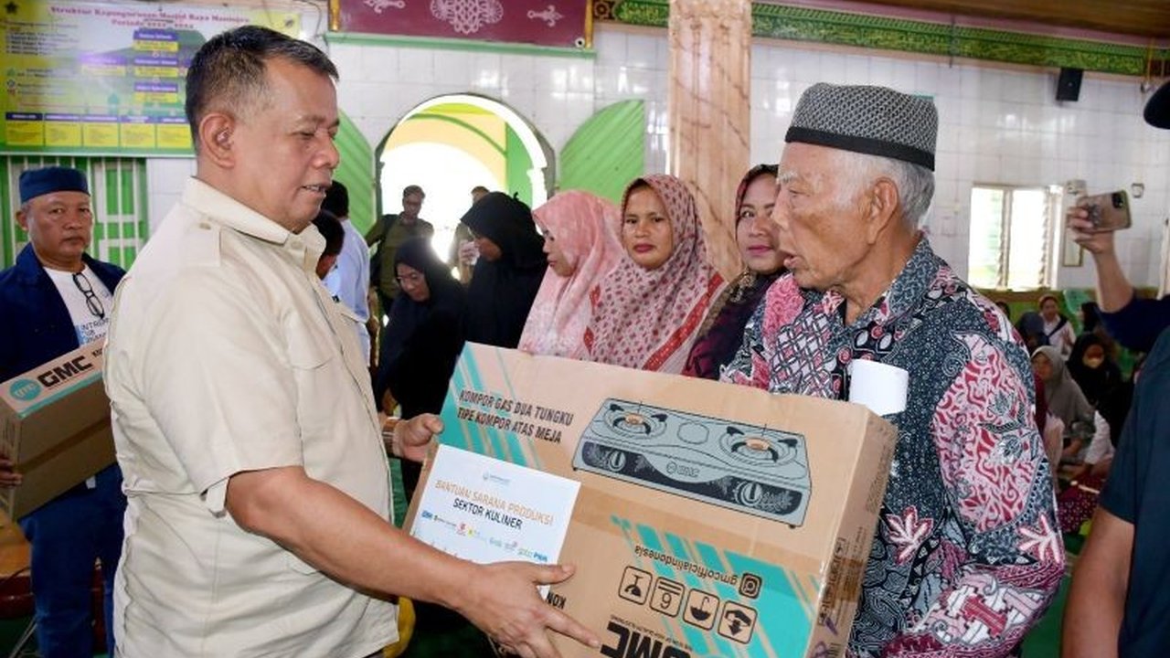 Kementerian UMKM menyalurkan Bantuan UMKM Agam berupa sarana produksi kepada 250 pelaku usaha terdampak bencana hidrometeorologi, sebagai langkah awal pemulihan ekonomi di Kabupaten Agam, Sumatera Barat.