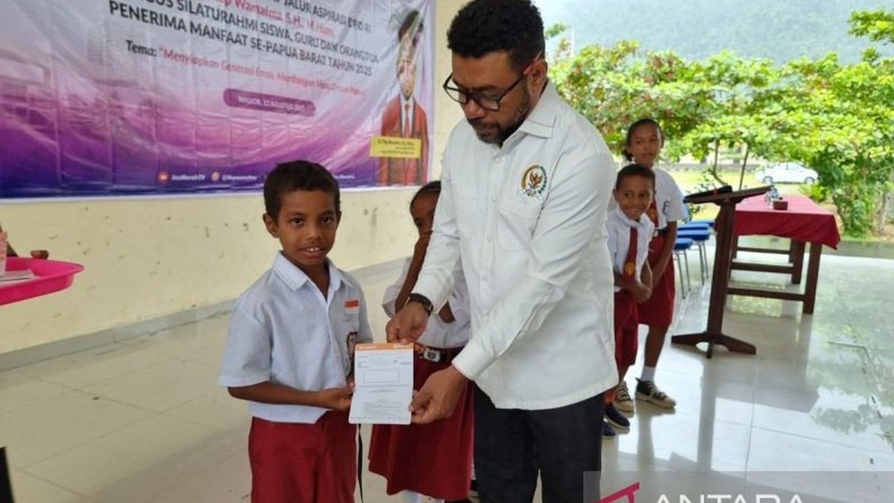 Senator DPD RI Filep Wamafma mengusulkan 154 sekolah di Papua Barat untuk menerima Program Indonesia Pintar (PIP) Tahap II 2025, memastikan hak pendidikan anak bangsa di tengah tantangan geografis.