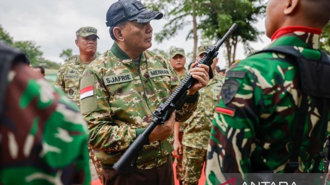 Menteri Pertahanan RI Sjafrie Sjamsoeddin meninjau langsung Yonif TP 877/Biinmaffo di NTT, memastikan kesiapan prajurit perbatasan dan fasilitas pangkalan untuk menjaga kedaulatan negara.