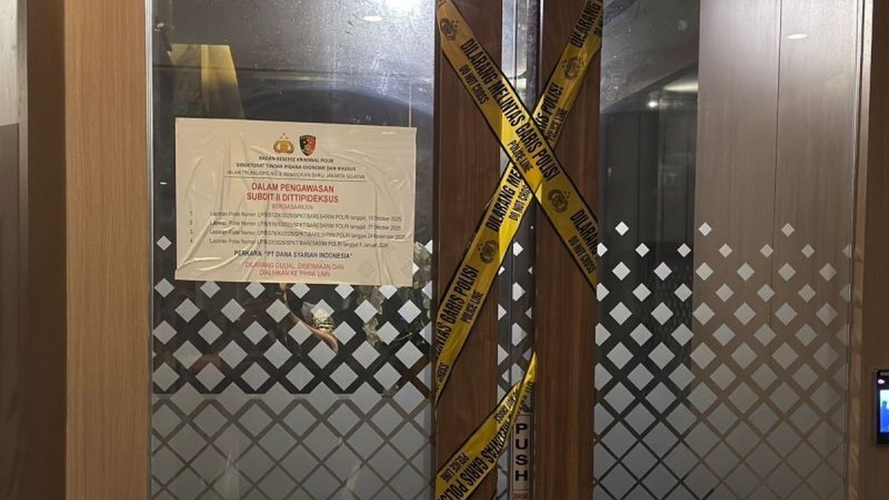 Direktorat Tindak Pidana Ekonomi Khusus Bareskrim Polri menyita berbagai dokumen dan data transaksi dari kantor PT DSI dalam penggeledahan terkait dugaan fraud. Penggeledahan ini menjadi langkah penting dalam mengungkap kasus Polri Sita Dokumen PT DSI yan