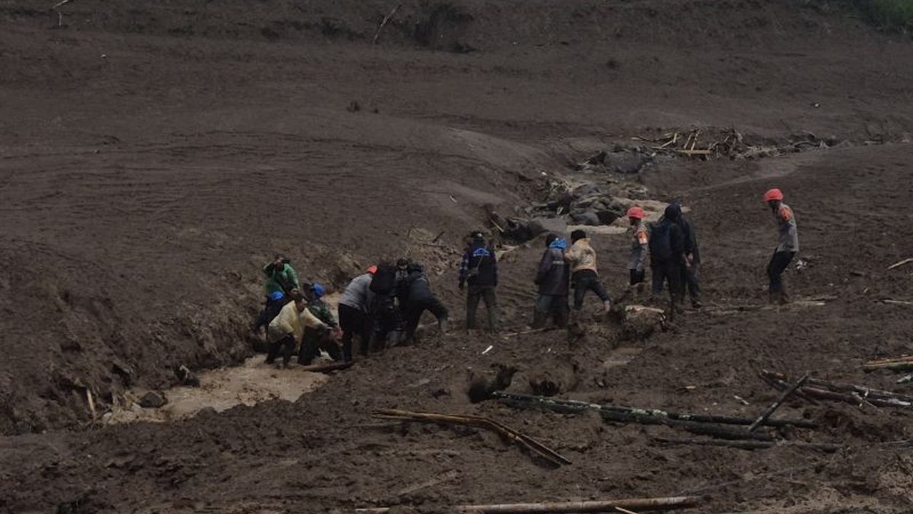 Tim gabungan terus intensifkan pencarian korban Banjir Longsor Cisarua Bandung Barat pasca bencana dahsyat yang menewaskan tujuh orang dan ratusan warga masih dalam proses pencarian.