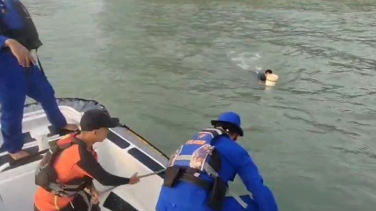 Tim SAR gabungan berhasil melakukan evakuasi nelayan yang menjadi korban kapal tenggelam di Perairan Pulau Lampu, Belinyu. Keberhasilan evakuasi nelayan ini menutup operasi pencarian secara resmi.