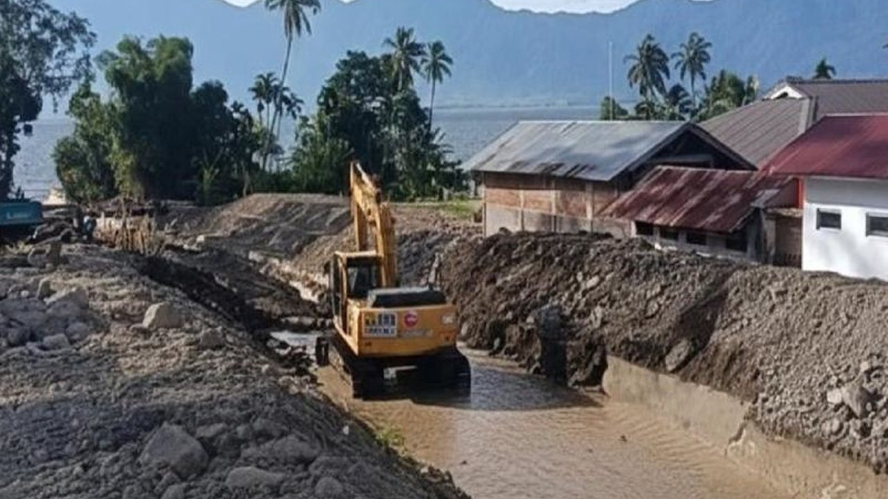 Kementerian Pekerjaan Umum bersama PT Adhi Karya bergerak cepat dalam Penanganan Sungai Pascabanjir Sumbar, menormalisasi 21 aliran sungai di tiga kabupaten untuk mitigasi bencana dan pemulihan infrastruktur.