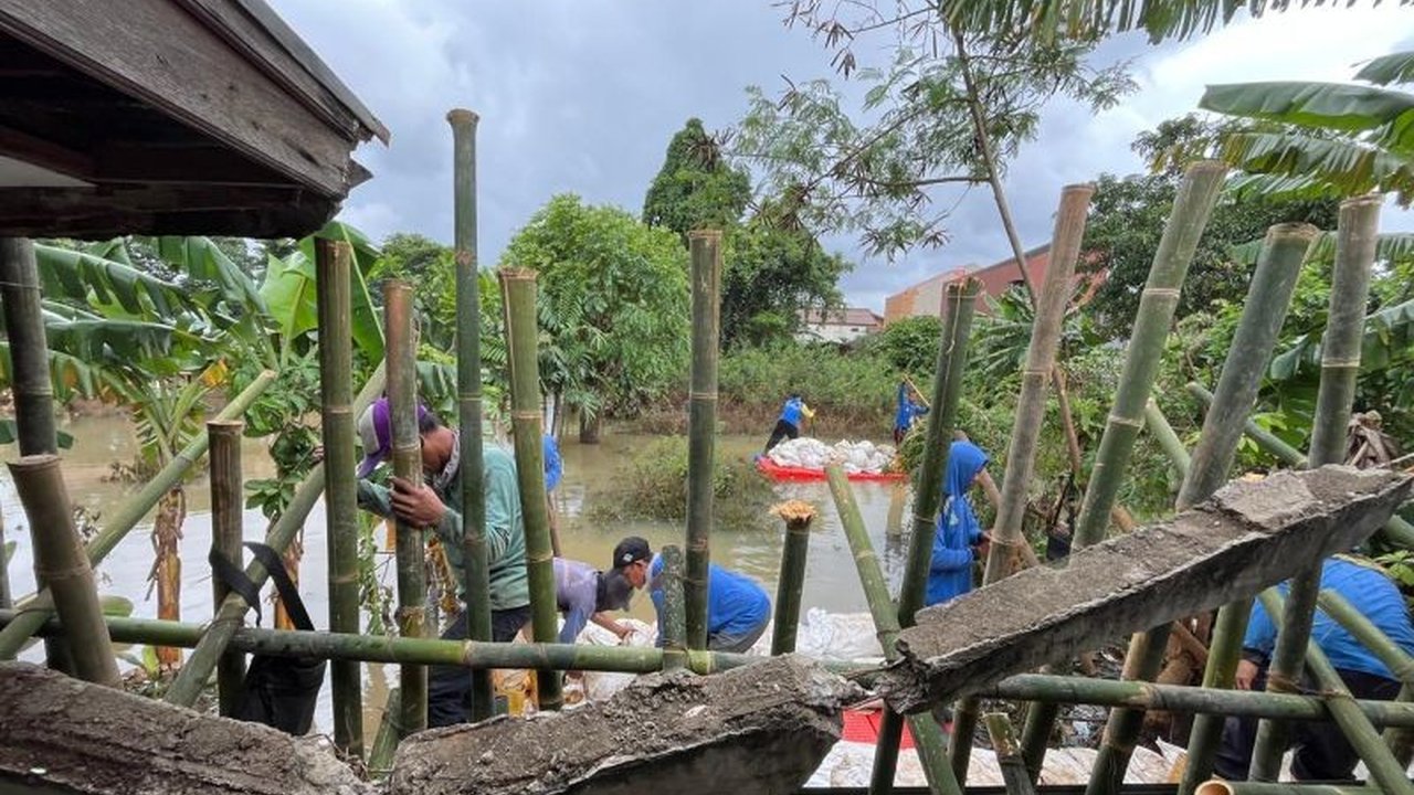 Pemerintah Kota Tangerang bergerak cepat melakukan Antisipasi Banjir Tangerang susulan dengan pemasangan kisdam dan penguatan tanggul permanen di titik rawan pascabanjir surut.