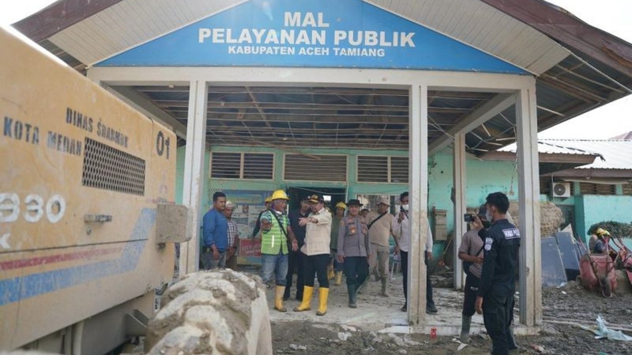 Kepala Staf Kepresidenan Muhammad Qodari meninjau langsung aksi praja IPDN membersihkan Mal Pelayanan Publik (MPP) Aceh Tamiang yang terdampak banjir bandang, menunjukkan komitmen pemulihan infrastruktur layanan publik.