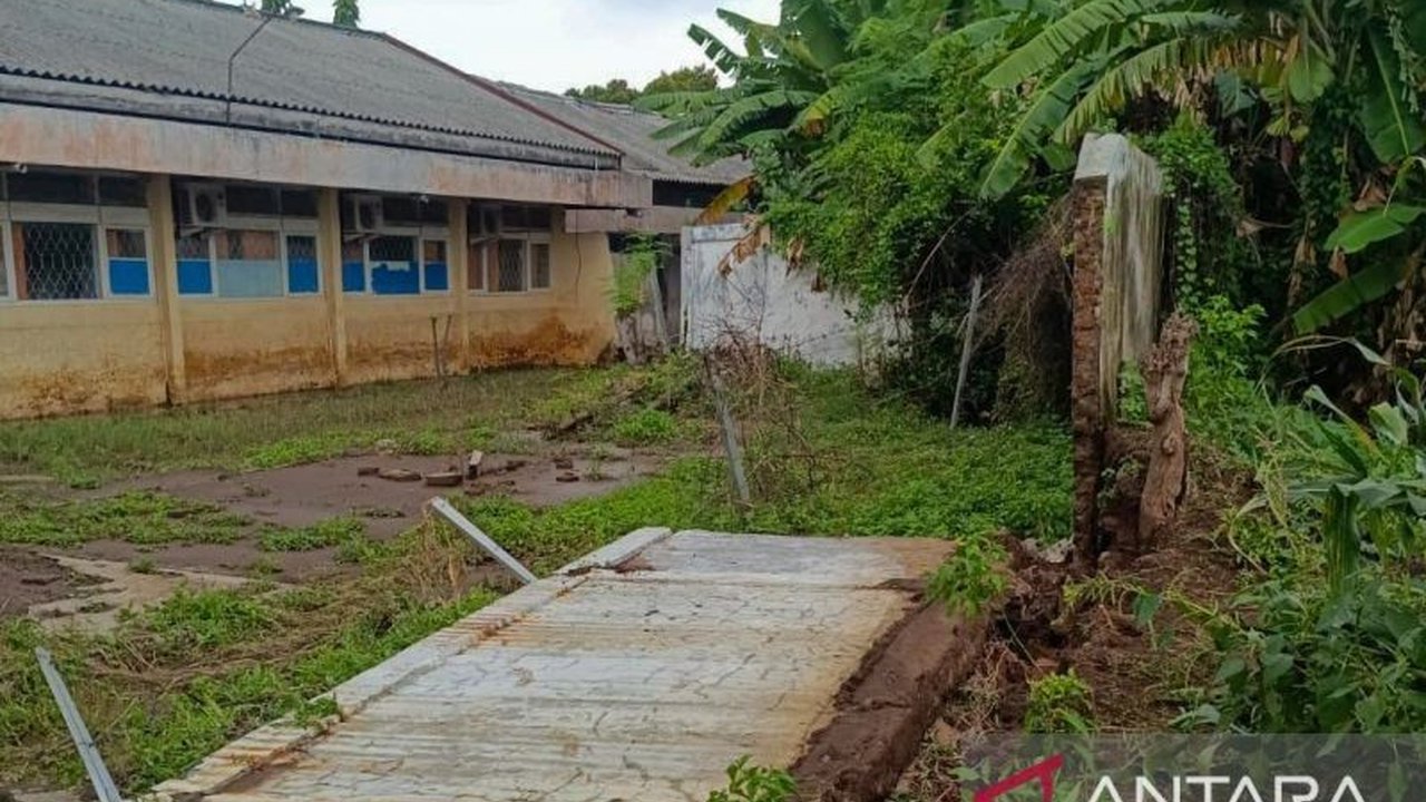 Banjir bandang di Situbondo mengakibatkan 21 Sekolah Terdampak Banjir Situbondo, memaksa kegiatan belajar mengajar dihentikan sementara untuk pembersihan material lumpur.