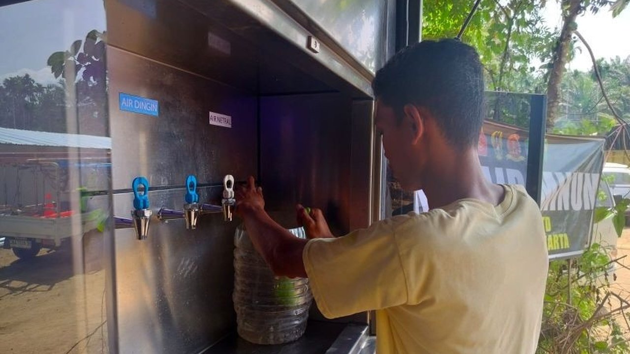 TNI Sediakan Air Minum Agam untuk korban bencana di huntara Kayu Pasak, Sumatera Barat. Simak bagaimana teknologi reverse osmosis membantu memenuhi kebutuhan vital mereka.