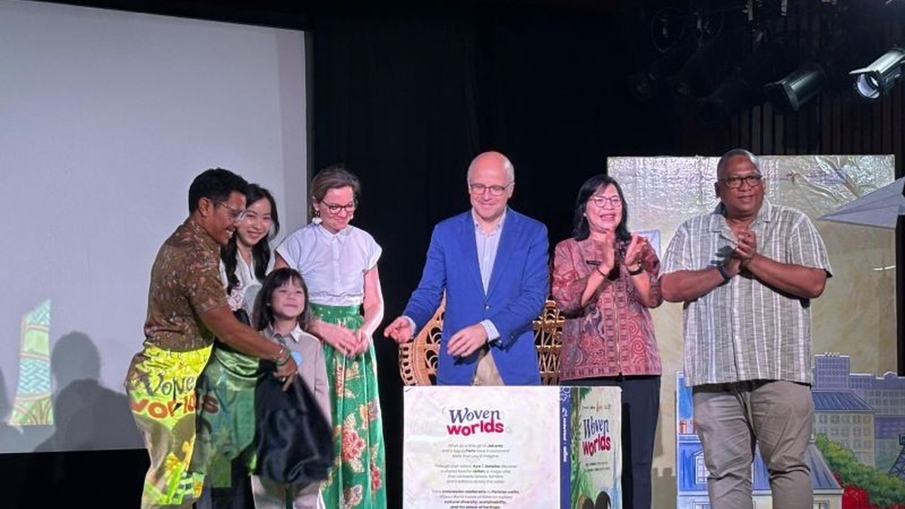 Kementerian Pariwisata (Kemenpar) mendukung peluncuran buku anak 'Woven Worlds' yang menginspirasi perjalanan wisata Indonesia-Prancis, merayakan 75 tahun hubungan diplomatik dan menumbuhkan kesadaran budaya sejak dini.