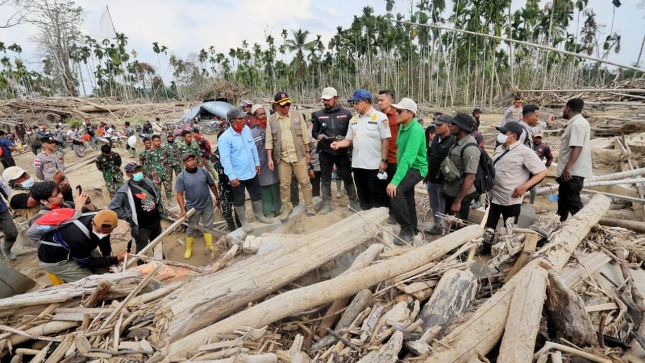 Menteri Dalam Negeri menegaskan komitmen pemerintah untuk mempercepat pemulihan pasca banjir Aceh Timur, dengan fokus utama pada pembukaan kembali akses dan penataan perumahan bagi warga terdampak.