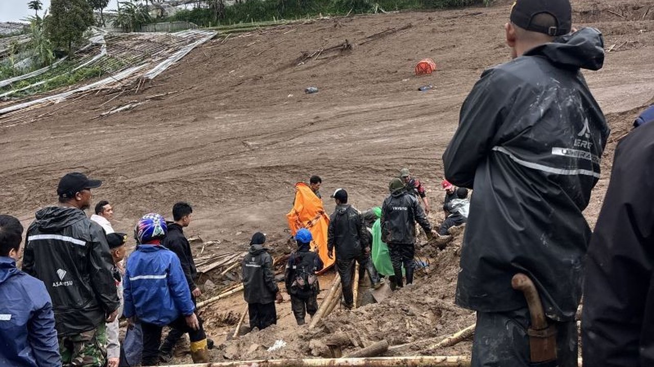 Pemerintah Kabupaten Bandung Barat menetapkan status darurat bencana longsor setelah insiden di Desa Pasirlangu, Cisarua, dengan 82 warga masih dalam pencarian.