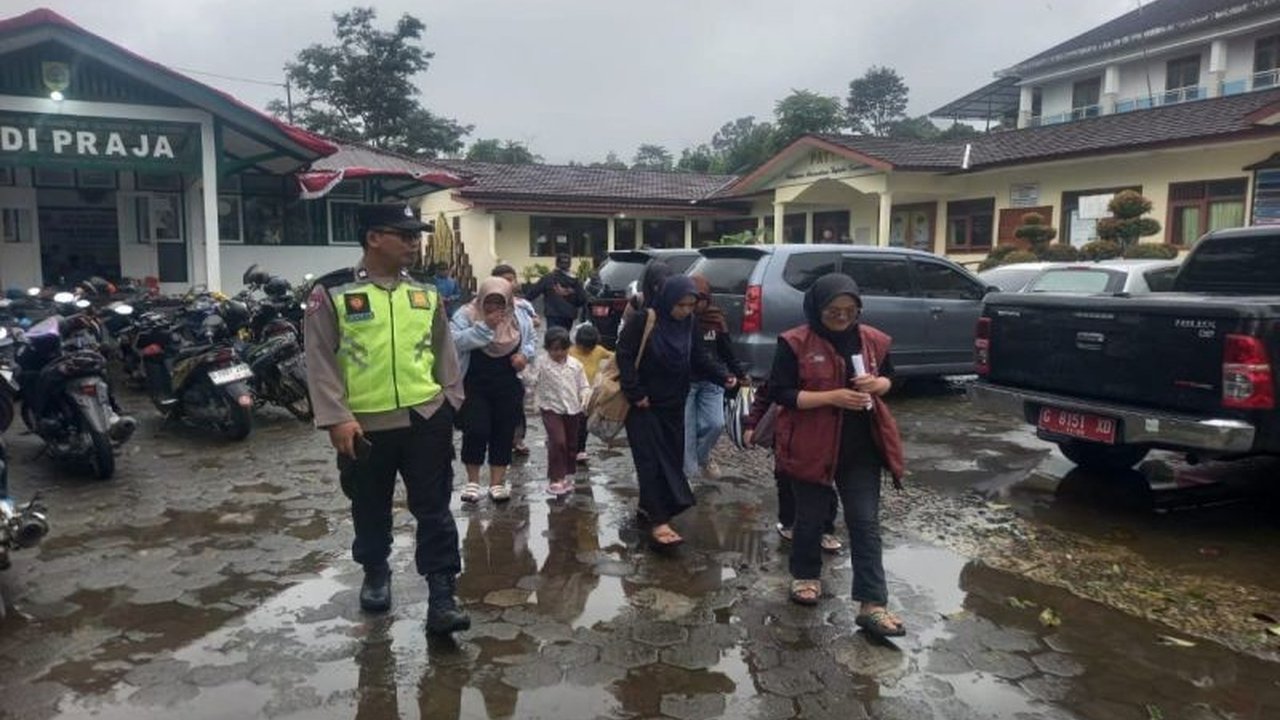 Hujan deras memicu banjir bandang di Pemalang pada Sabtu (24/1/2026), menyebabkan satu warga meninggal dunia dan 92 lainnya dievakuasi ke tempat aman, menyoroti dampak serius cuaca ekstrem.