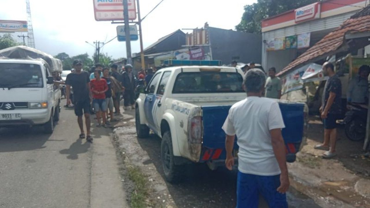 Kecelakaan beruntun Karawang yang melibatkan minibus dan tiga sepeda motor di Jalan Raya Syekh Quro menewaskan satu orang dan melukai dua lainnya. Polisi masih mendalami penyebab insiden tragis ini.