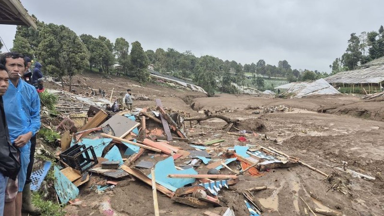 Puluhan warga masih hilang usai longsor dahsyat menerjang Cisarua Bandung Barat dini hari tadi, tim SAR gabungan berpacu dengan waktu mencari korban selamat.