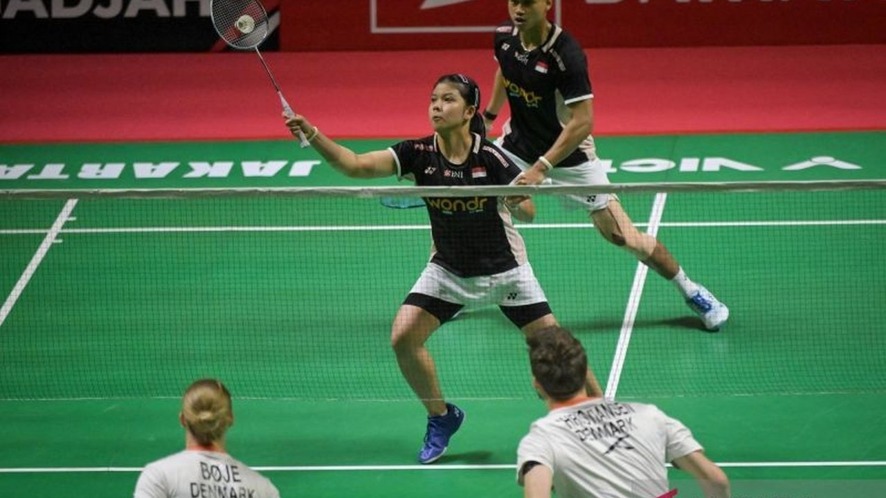 Pasangan ganda campuran Jafar Hidayatullah/Felisha Alberta Nathaniel Pasaribu harus mengubur mimpi ke final Indonesia Masters 2026 setelah takluk di semifinal. Kondisi lapangan jadi faktor utama kegagalan Jafar/Felisha.