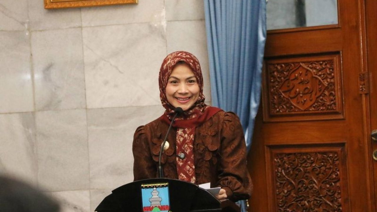 Pulau Tunda, Serang, Banten, kini menjadi lokasi proyek percontohan PLTS Mandiri Kemendes PDTT untuk menyediakan listrik 24 jam penuh bagi 300 rumah tangga dan mendorong peningkatan ekonomi lokal.