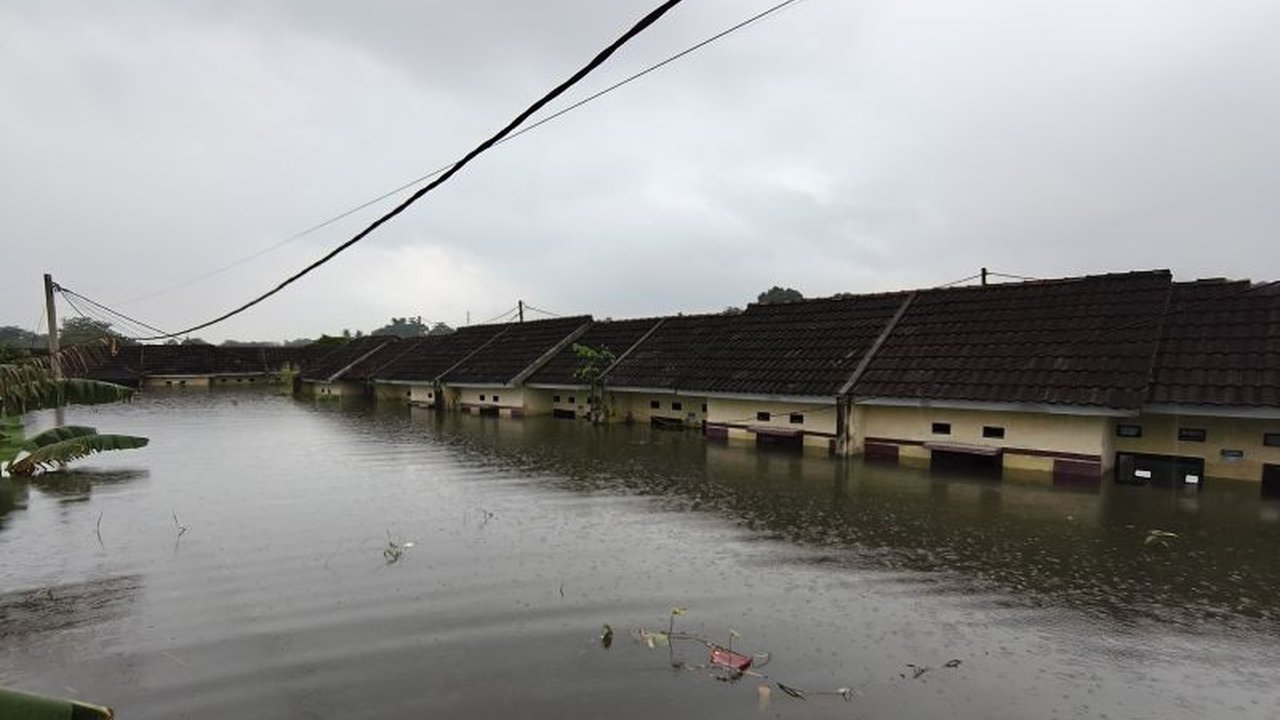 Banjir Tangerang kembali meluas hingga tujuh kecamatan, mengakibatkan belasan ribu kepala keluarga terdampak dan sebagian masih mengungsi akibat cuaca ekstrem.