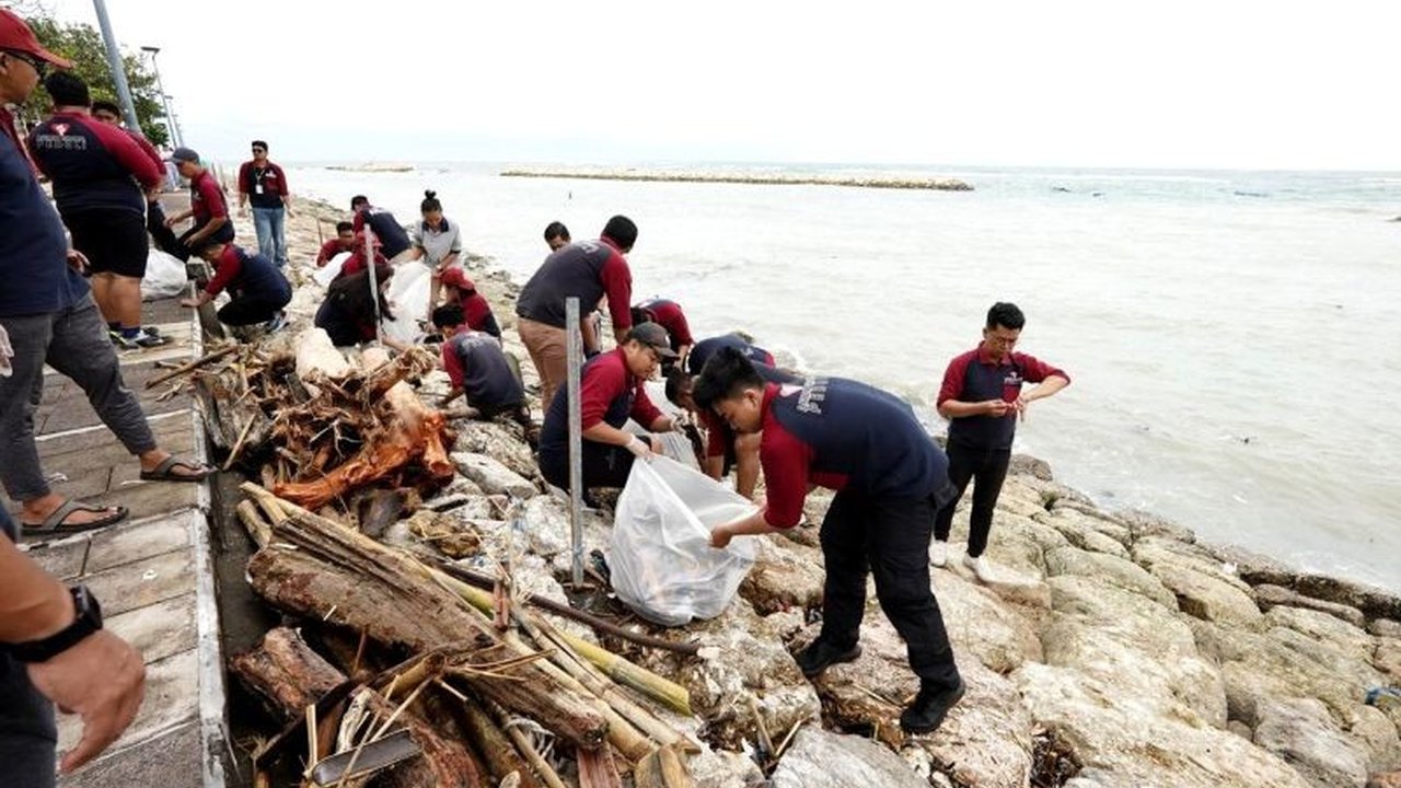 Discovery Kartika Plaza Hotel bersama Artha Graha Peduli sukses menyelenggarakan aksi bersih pantai, mengumpulkan 2 ton sampah sebagai wujud komitmen lingkungan yang berkelanjutan.