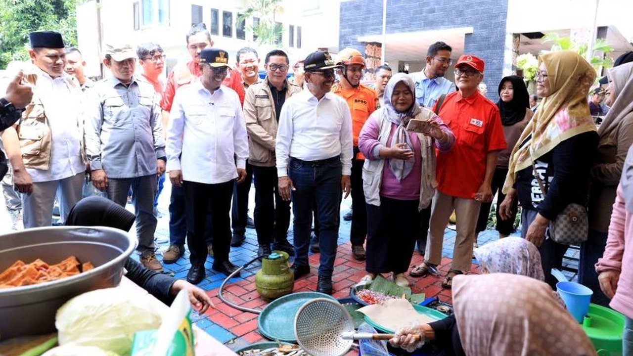 Gubernur Banten Andra Soni memastikan warga terdampak Banjir Tangerang mendapatkan asupan gizi yang cukup, sekaligus meninjau langsung upaya penanganan dan kolaborasi pemerintah daerah.