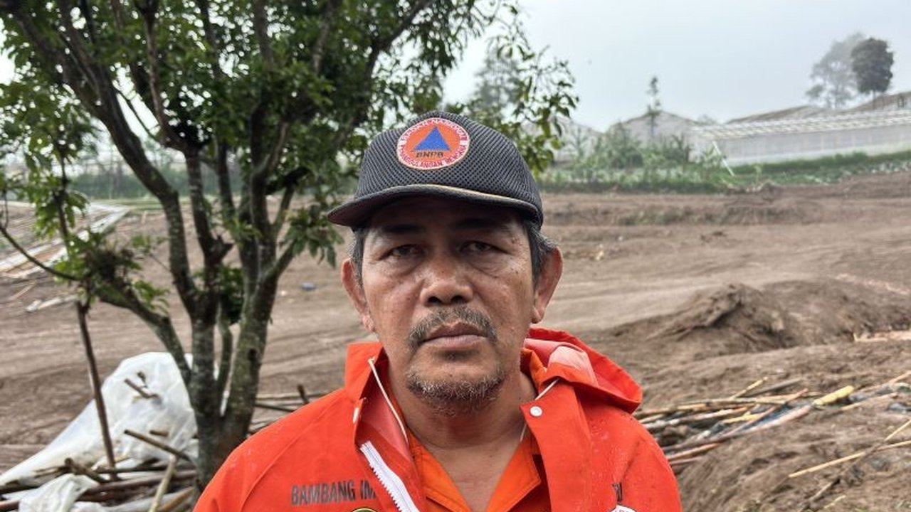 Kondisi cuaca ekstrem menghambat upaya pencarian 82 korban yang tertimbun longsor Cisarua Bandung di Desa Pasirlangu, Kabupaten Bandung Barat, menyebabkan sembilan warga meninggal dunia dan ratusan lainnya mengungsi.