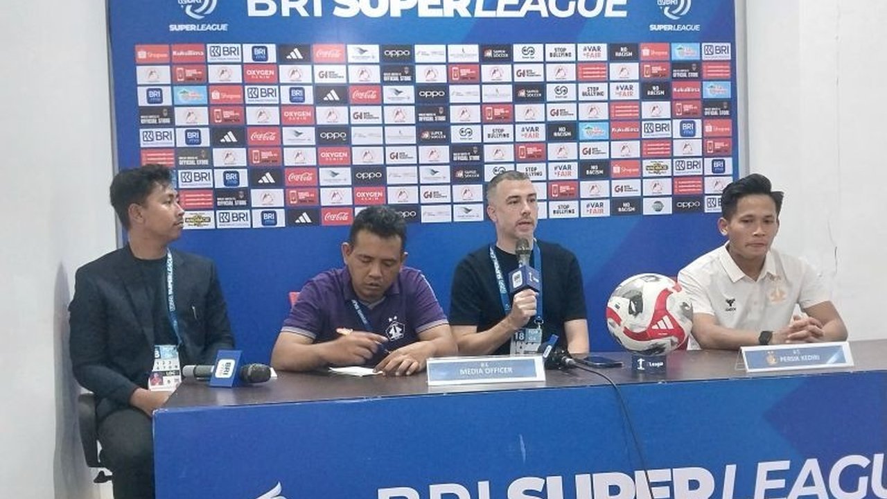 Pelatih Persik Kediri, Marcos Reina, menyoroti kartu merah Rezaldi Hehanussa sebagai penyebab utama kekalahan telak timnya. Insiden kartu merah Persik Kediri mengubah jalannya laga krusial.