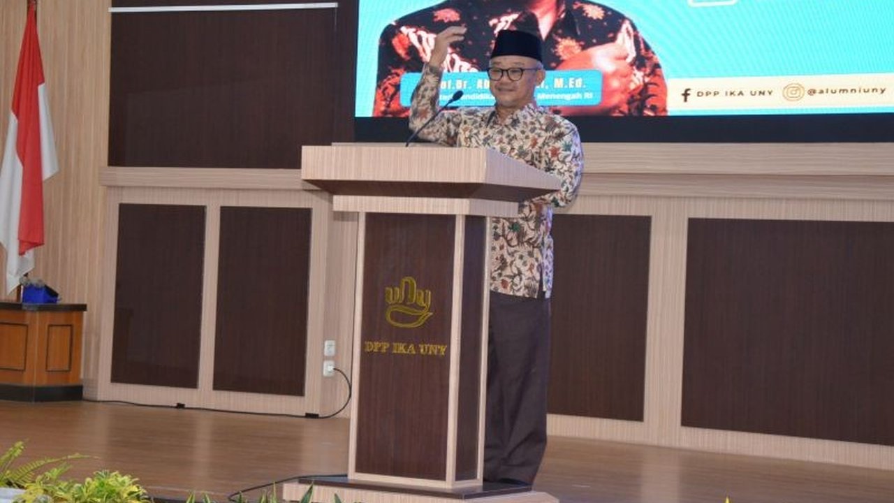 Menteri Pendidikan Dasar dan Menengah (Mendikdasmen) Abdul Mu'ti memastikan kecerdasan buatan (AI) tidak akan menggantikan peran guru dalam pendidikan, menyoroti pentingnya dimensi kemanusiaan yang tak dimiliki AI.