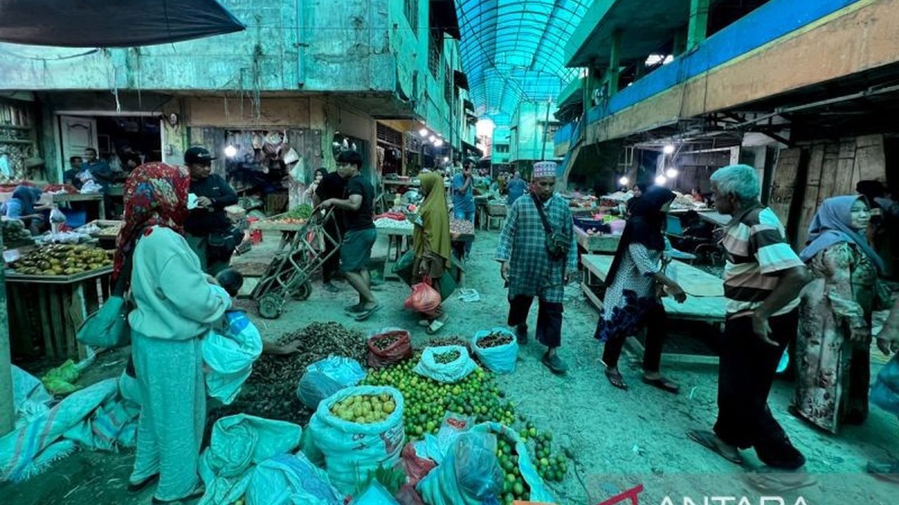 Setelah dilanda banjir, aktivitas jual-beli di Pasar Kuala Simpang, Kabupaten Aceh Tamiang, berangsur pulih, menandai Pemulihan Pasar Aceh Tamiang dan harapan ekonomi warga kembali bangkit.