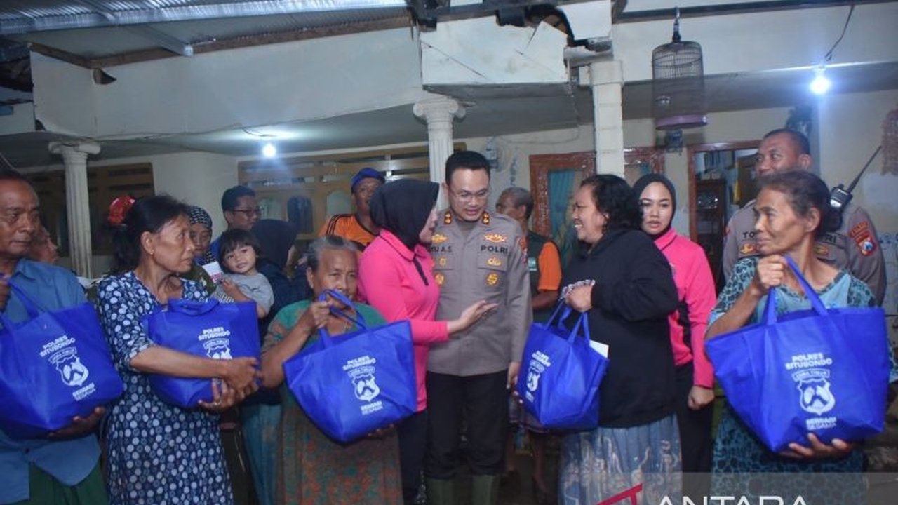 Polres Situbondo menunjukkan kepeduliannya dengan menyalurkan bantuan paket sembako kepada warga terdampak banjir bandang di wilayah barat Kabupaten Situbondo, meringankan beban para penyintas bencana.