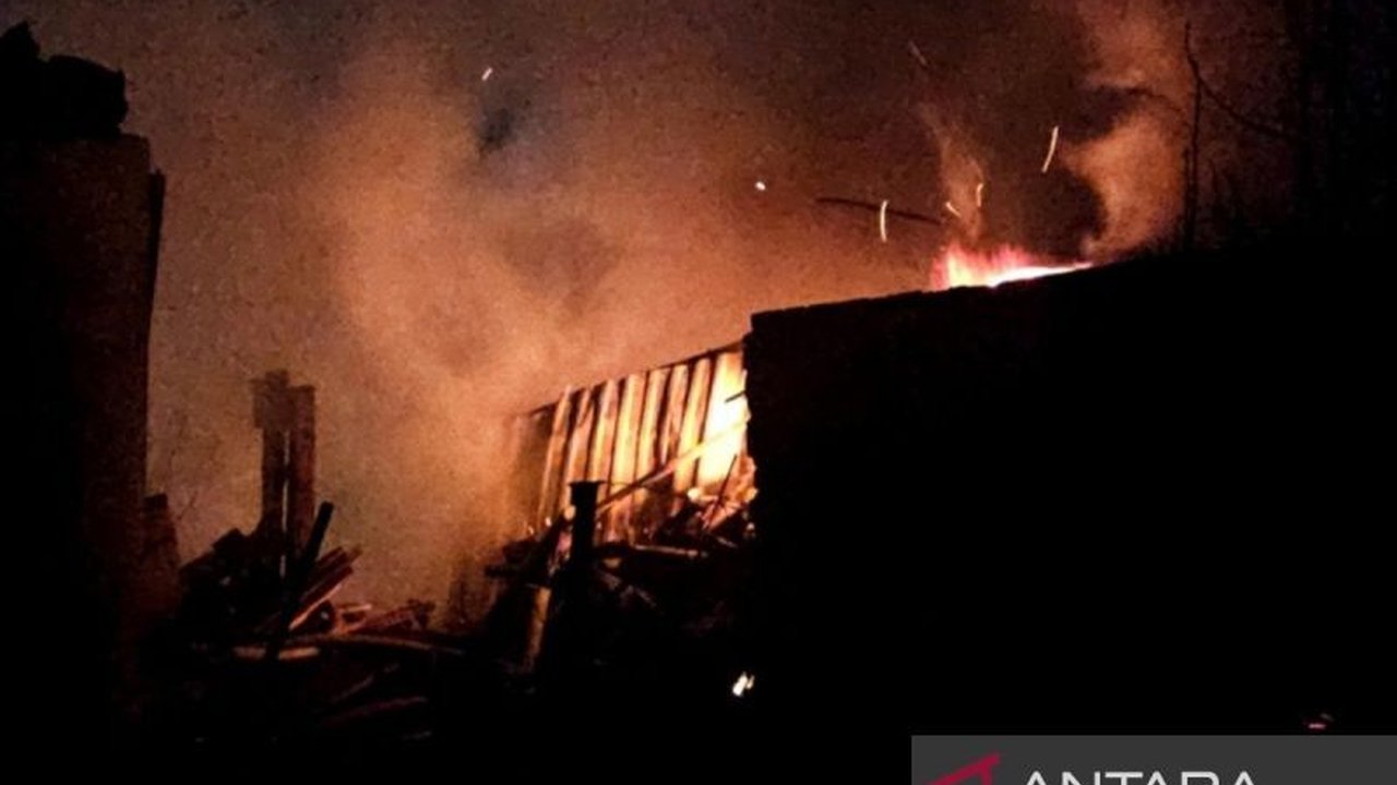 Sebanyak 150 personel pemadam kebakaran terus berjuang memadamkan api di depo minyak Penza, Rusia, setelah puing-puing drone Ukraina jatuh di lokasi tersebut, memicu kebakaran yang telah berlangsung selama dua hari.