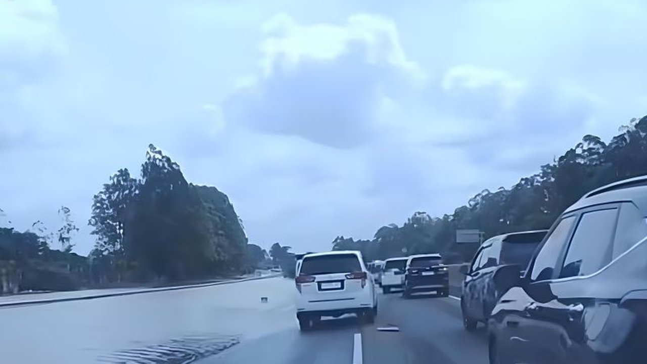 Genangan air di ruas Tol Tangerang-Merak KM 38 Balaraja Barat sempat mengganggu kelancaran arus kendaraan menuju Jakarta pada Sabtu, namun kini situasi banjir Tol Tangerang telah berangsur normal.