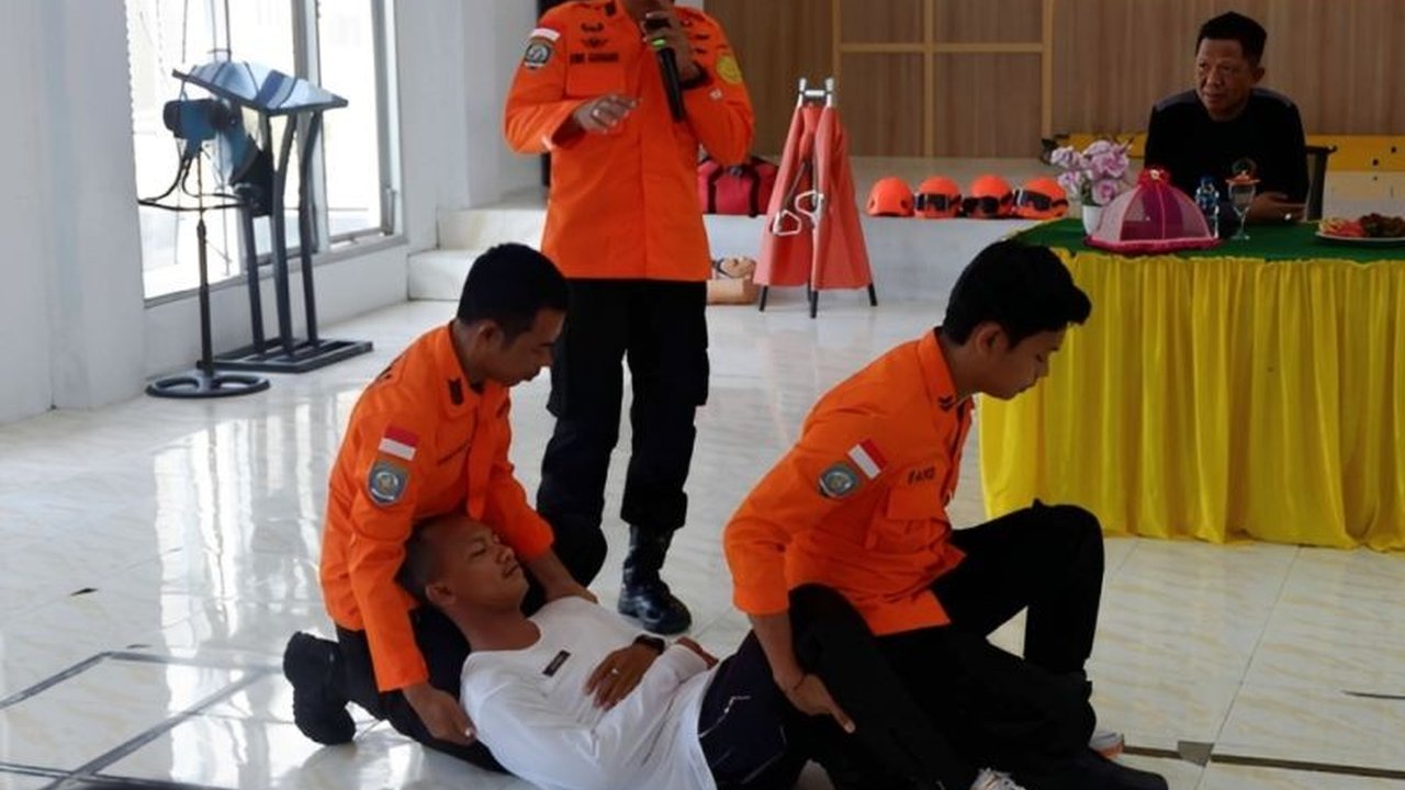Lapas Luwuk memperkuat Kesiapsiagaan Bencana dengan pelatihan tanggap darurat bersama Basarnas Banggai. Langkah ini penting untuk keselamatan warga binaan dan staf di tengah risiko unik lingkungan Lapas.