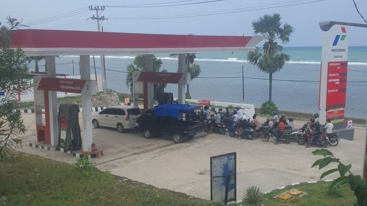 Distribusi BBM di Kabupaten Rote Ndao, NTT, terhambat akibat cuaca ekstrem yang melanda beberapa pekan terakhir, menyebabkan pemadaman listrik dan potensi stok kritis.