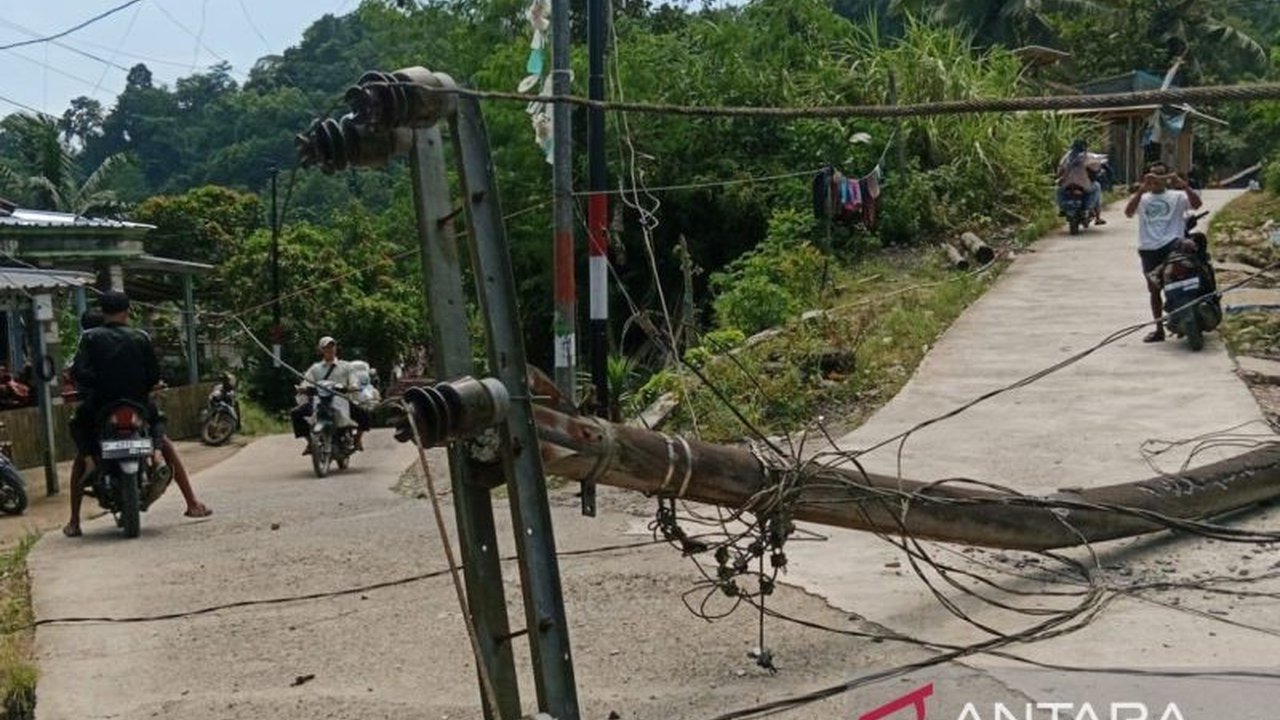 Angin kencang ekstrem di Cianjur selatan memicu tragedi **Tower Roboh Cianjur**, menewaskan seorang bocah 11 tahun dan merusak dua rumah. Pihak berwenang sedang menyelidiki penyebab insiden ini.