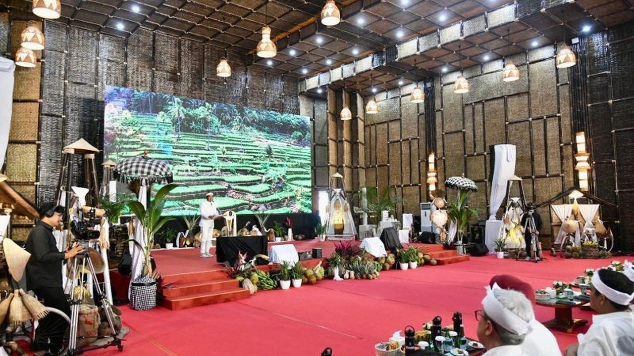 Gubernur Jawa Barat Dedi Mulyadi menilai Bank BJB memiliki peluang besar menjadi bank terbesar dan tersehat di Indonesia dengan mengoptimalkan ekosistem investasi Jawa Barat yang mencapai Rp296,8 triliun.