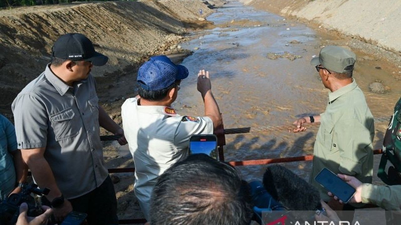 Menteri Dalam Negeri (Mendagri) Tito Karnavian mengapresiasi inovasi normalisasi Sungai Hutanabolon di Tapanuli Tengah yang mengubah sedimen menjadi tanggul permanen, solusi efektif pascabencana.