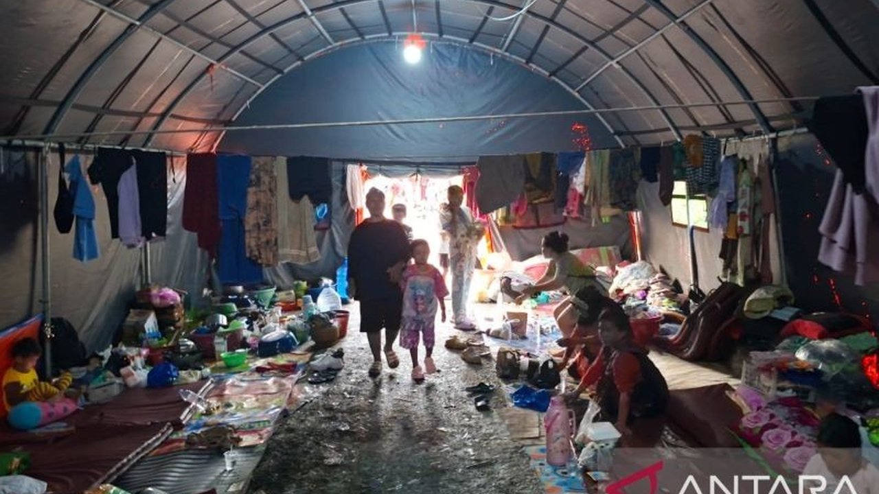 Ratusan rumah di Kampung Kuranji, Binuang Serang, masih terendam banjir. Warga terdampak kini sangat membutuhkan pasokan air bersih dan perbaikan tanggul sungai yang kritis.