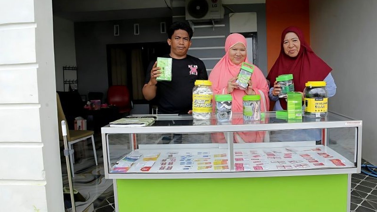 Keluarga almarhum Rusdamdiansyah, mitra ojol yang meninggal, kini bangkit kembali berkat Kios Digital GrabKios di Gowa, Sulawesi Selatan, menjadi sumber penghasilan utama mereka.