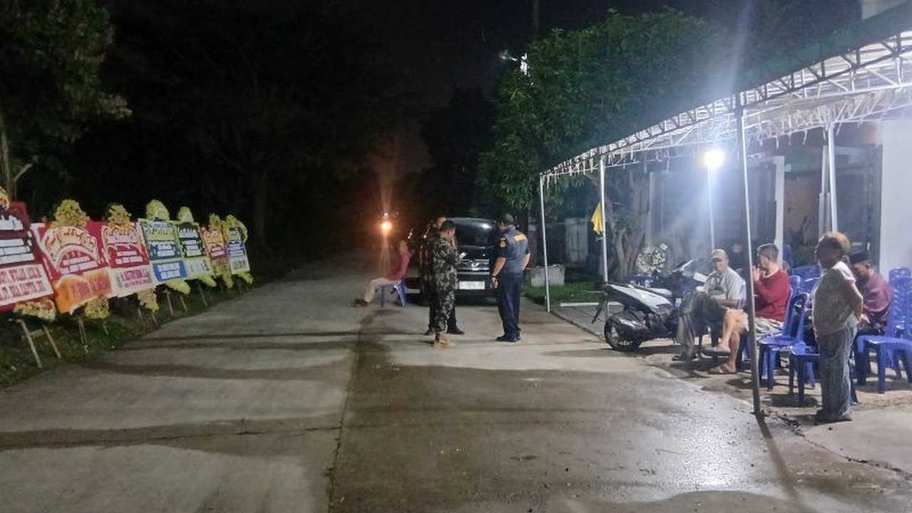Jenazah pilot senior Capt. Andy Dahananto, korban kecelakaan pesawat ATR 42-500 di Bulusaraung, dipulangkan ke Jakarta malam ini bersama sembilan korban lainnya, dengan upacara penghormatan di Kementerian Kelautan dan Perikanan (KKP).