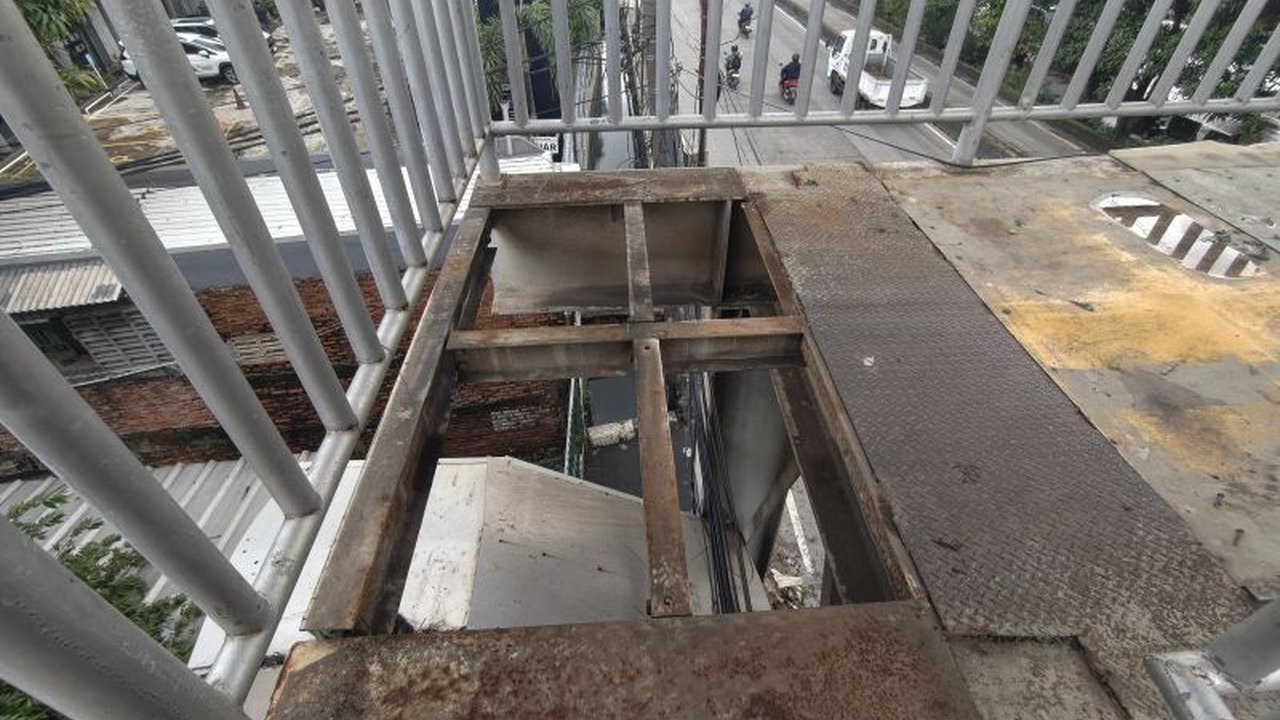 Pelat besi Jembatan Penyeberangan Orang (JPO) Sahabat di Jalan Daan Mogot, Jakarta Barat, kembali hilang, menimbulkan kekhawatiran serius bagi keselamatan pengguna dan memicu pertanyaan tentang keamanan infrastruktur publik.