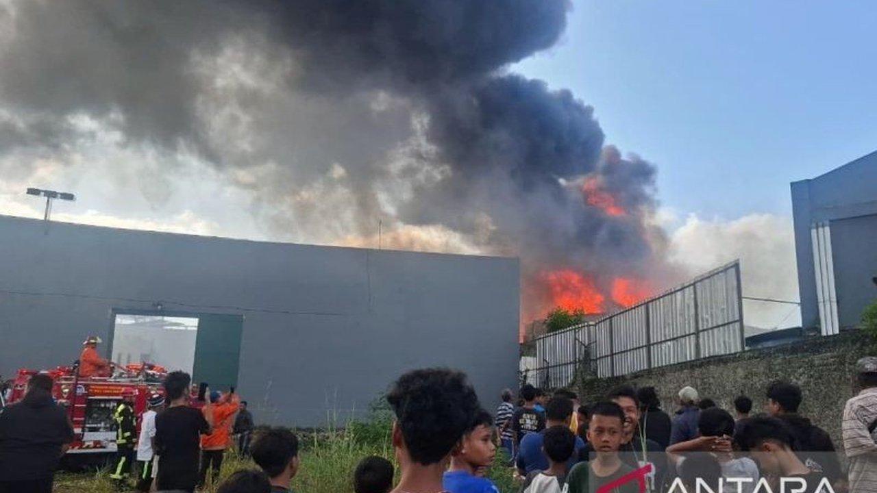Api melalap gudang toko serba ada di Cianjur, memicu respons cepat petugas gabungan dengan 10 unit kendaraan untuk mengatasi kebakaran gudang Cianjur yang diduga akibat korsleting genset.