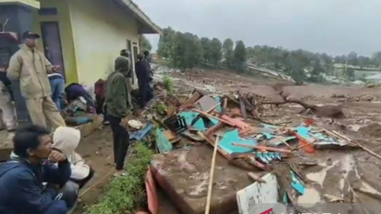 Gubernur Jawa Barat Dedi Mulyadi mengusulkan relokasi warga terdampak longsor KBB dan penghutanan area rawan bencana. Simak detail bantuan pemerintah dan upaya penanganan terkini.