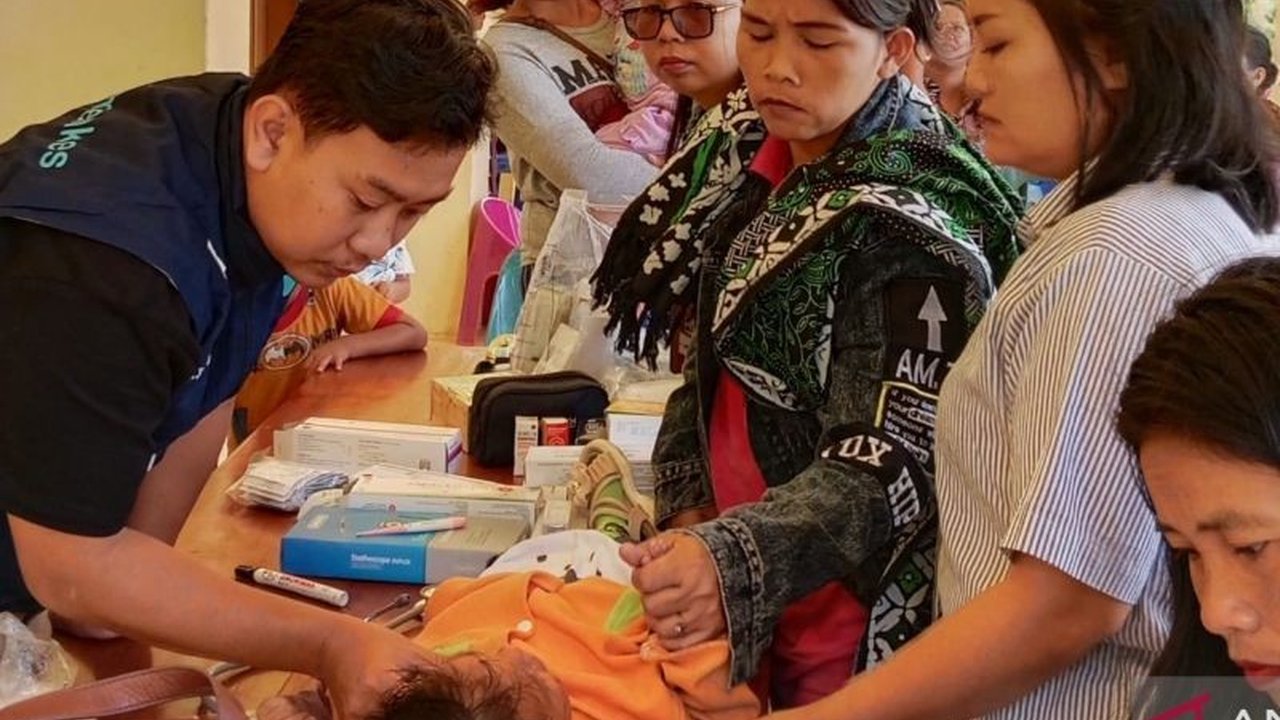 Kementerian Kesehatan bersama Ikatan Dokter Indonesia (IDI) Barito Selatan memperkuat kesehatan penyintas longsor di Desa Sibalanga, Tapanuli Utara, melalui layanan pemeriksaan, edukasi, dan pemulihan trauma untuk mengatasi dampak bencana.