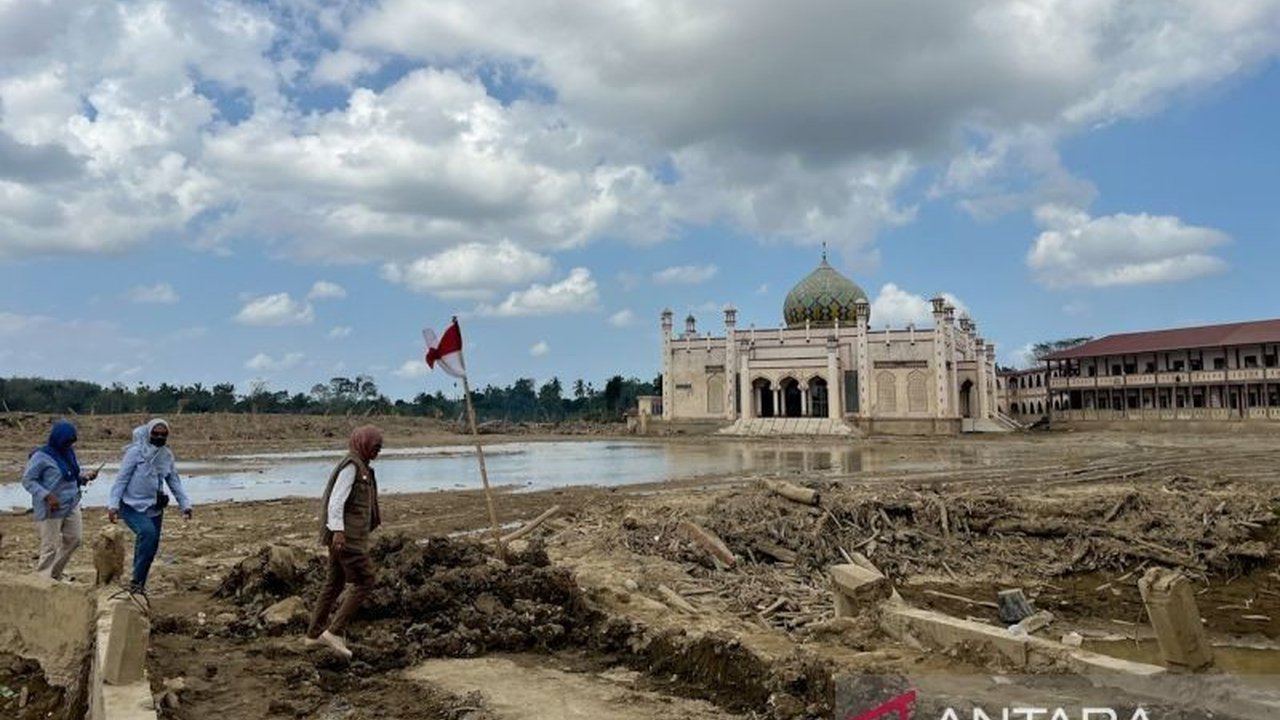 Rehabilitasi Ponpes Darul Mukhlisin di Aceh Tamiang terus dikebut usai diterjang banjir. Kepala Staf Kepresidenan turut meninjau langsung, memastikan pemulihan fasilitas pendidikan menjadi atensi pemerintah.