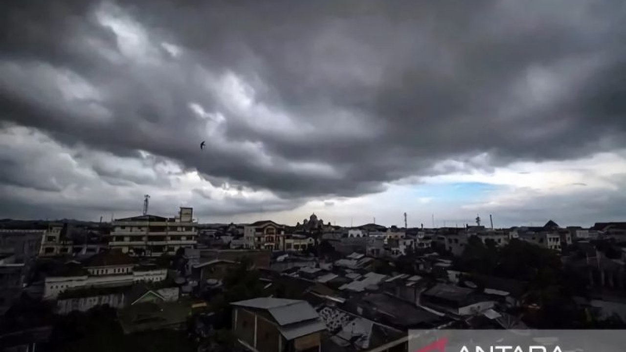 BMKG memprediksi potensi hujan sedang hingga sangat lebat disertai kilat dan angin kencang di Jawa Barat selama sepekan ke depan, sehingga masyarakat diimbau untuk waspada terhadap potensi bencana hidrometeorologi.