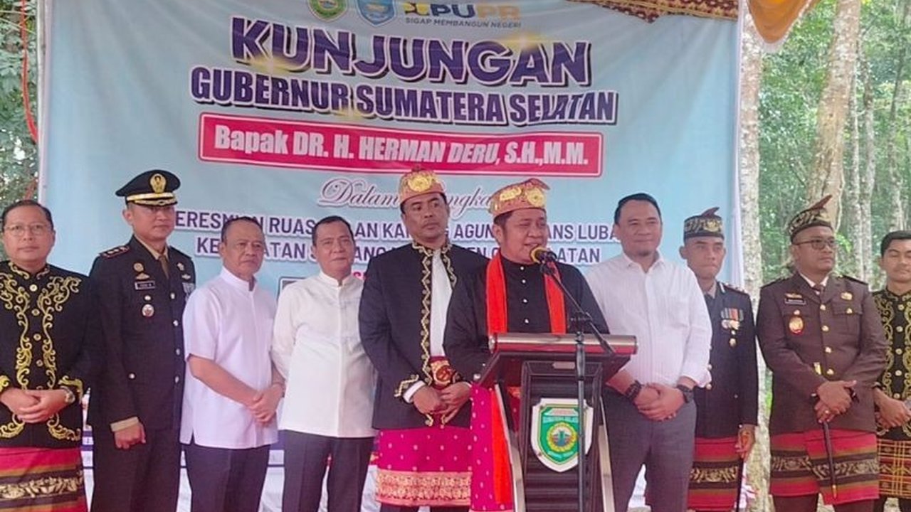 Gubernur Sumsel Herman Deru meresmikan Jalan Karang Agung-Trans Lubar di OKU Selatan, memangkas jarak tempuh dan meningkatkan ekonomi warga. Simak dampaknya!