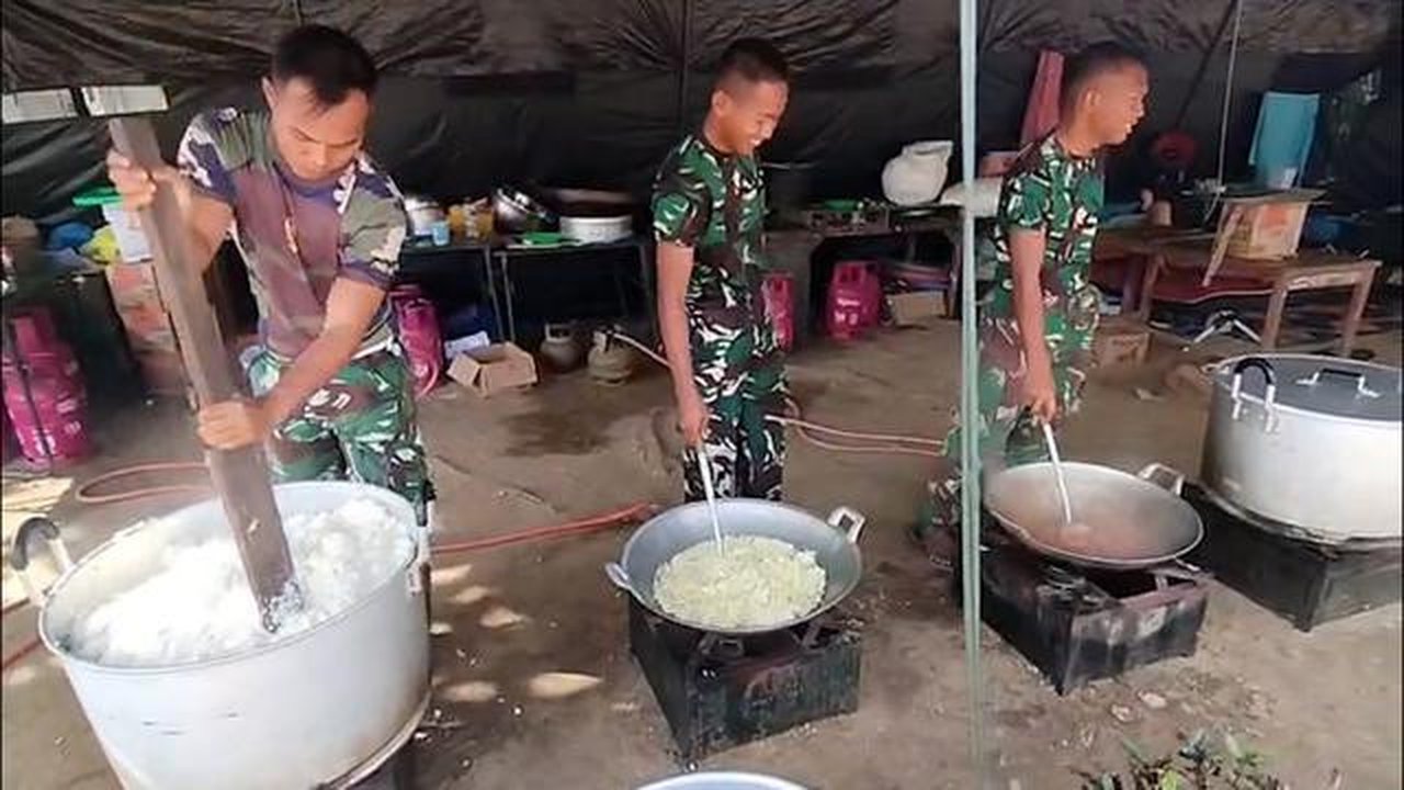 Di berbagai titik terdampak bencana di wilayah Sumatra Barat dan sekitarnya, TNI turun langsung ke lapangan, membaur dengan warga, dan bekerja tanpa banyak bicara. (Liputan6.com/ Dok Ist)