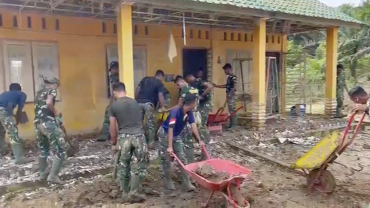 Di tengah lumpur sisa-sisa banjir yang melanda Aceh, para prajurit TNI bersama masyarakat setempat bahu-membahu membersihkan endapan tanah dan sampah menggunakan sekop. (Liputan6.com/ Dok Ist