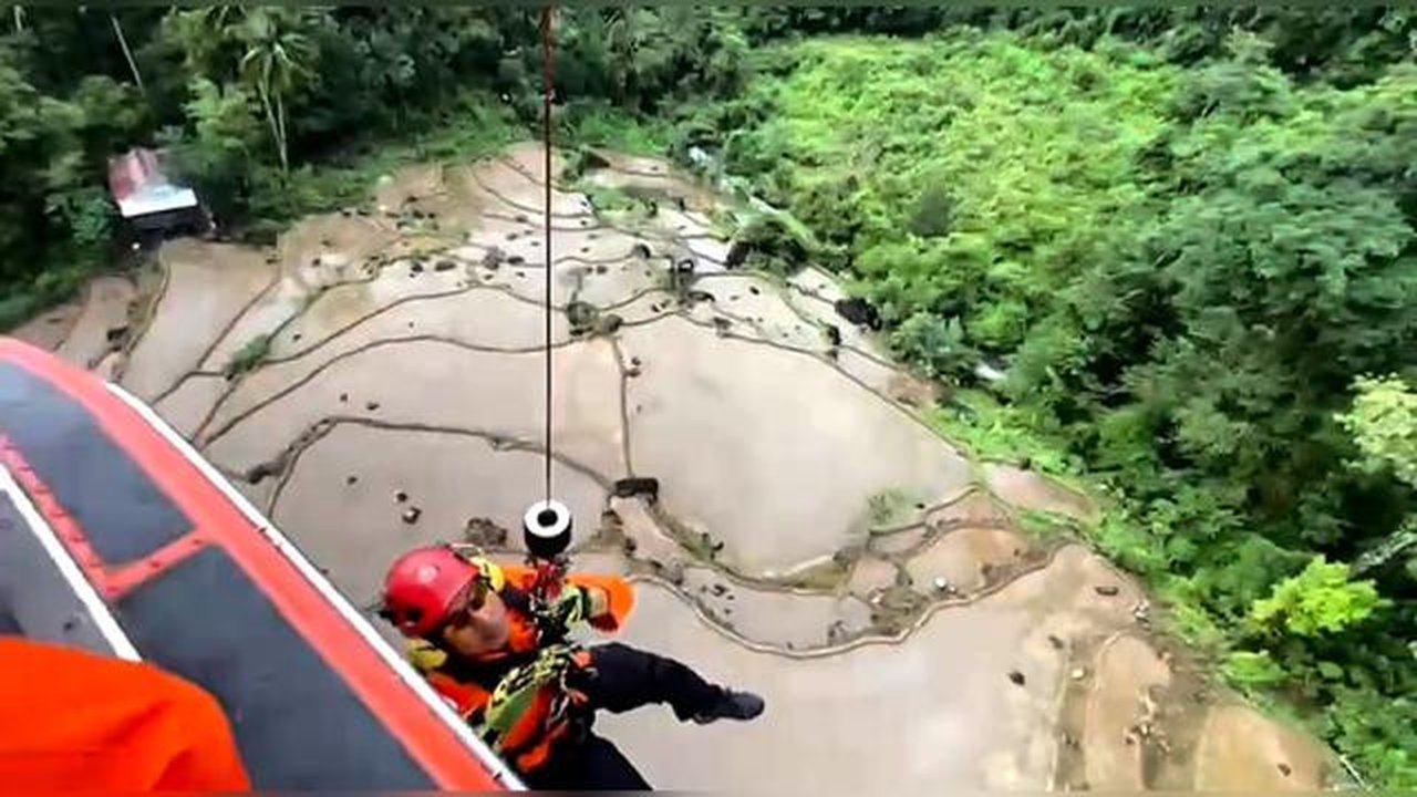 Perjuangan Tim SAR Gabungan Evakuasi Korban Pesawat ATR 42-500: Gelantungan di Helikopter hingga Tebing (foto: Istimewa)