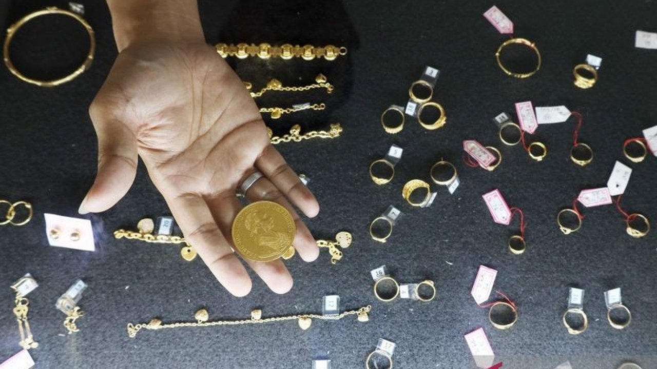 Simak update terbaru harga emas Pegadaian hari ini! Dua produk unggulan, Galeri24 dan UBS, kompak mencatat kenaikan signifikan. Cek rincian harga emas Pegadaian selengkapnya di sini.