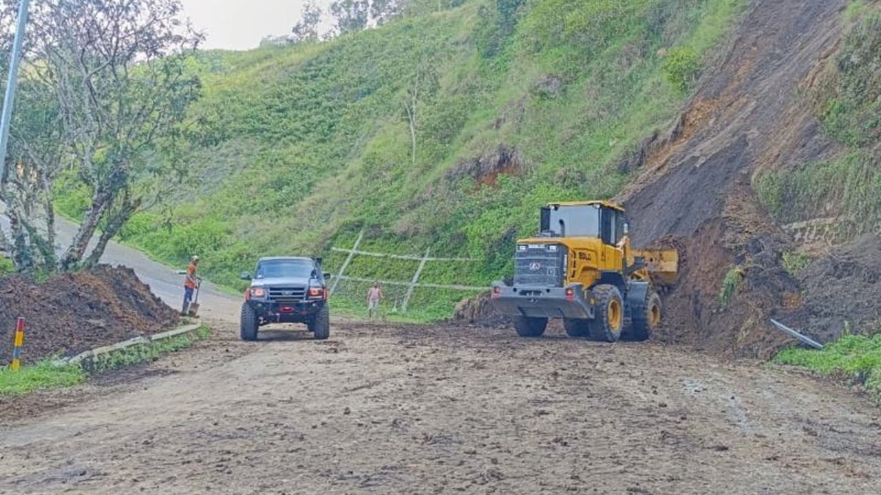 Petugas gabungan gerak cepat membersihkan material longsor Sembalun di jalan raya wisata Lombok Timur, mengantisipasi dampak cuaca ekstrem dan memastikan kelancaran arus lalu lintas. Masyarakat diimbau untuk tetap waspada.